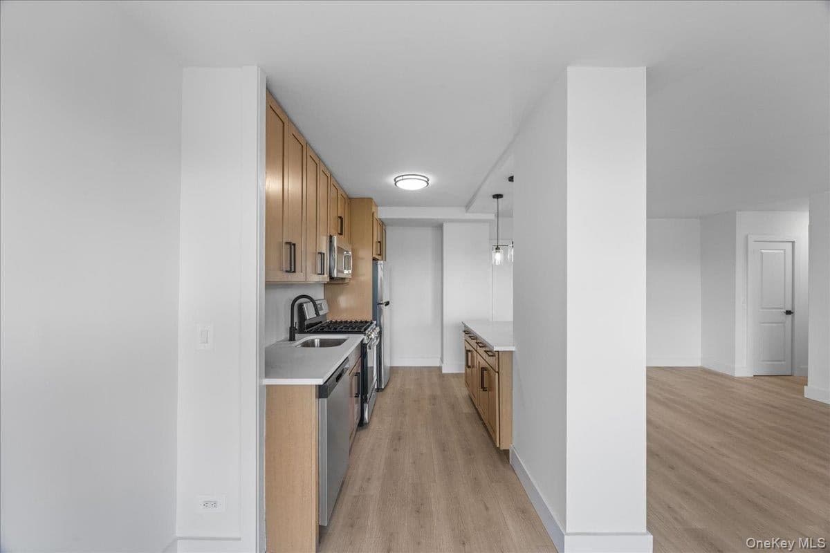 880 Boynton Avenue Unit: 1E thumbnail 6