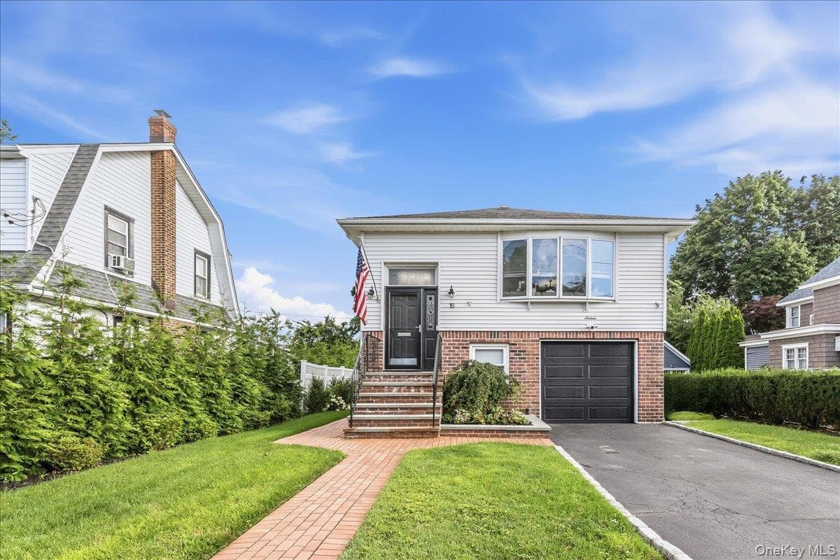 16 Netz Place, Albertson