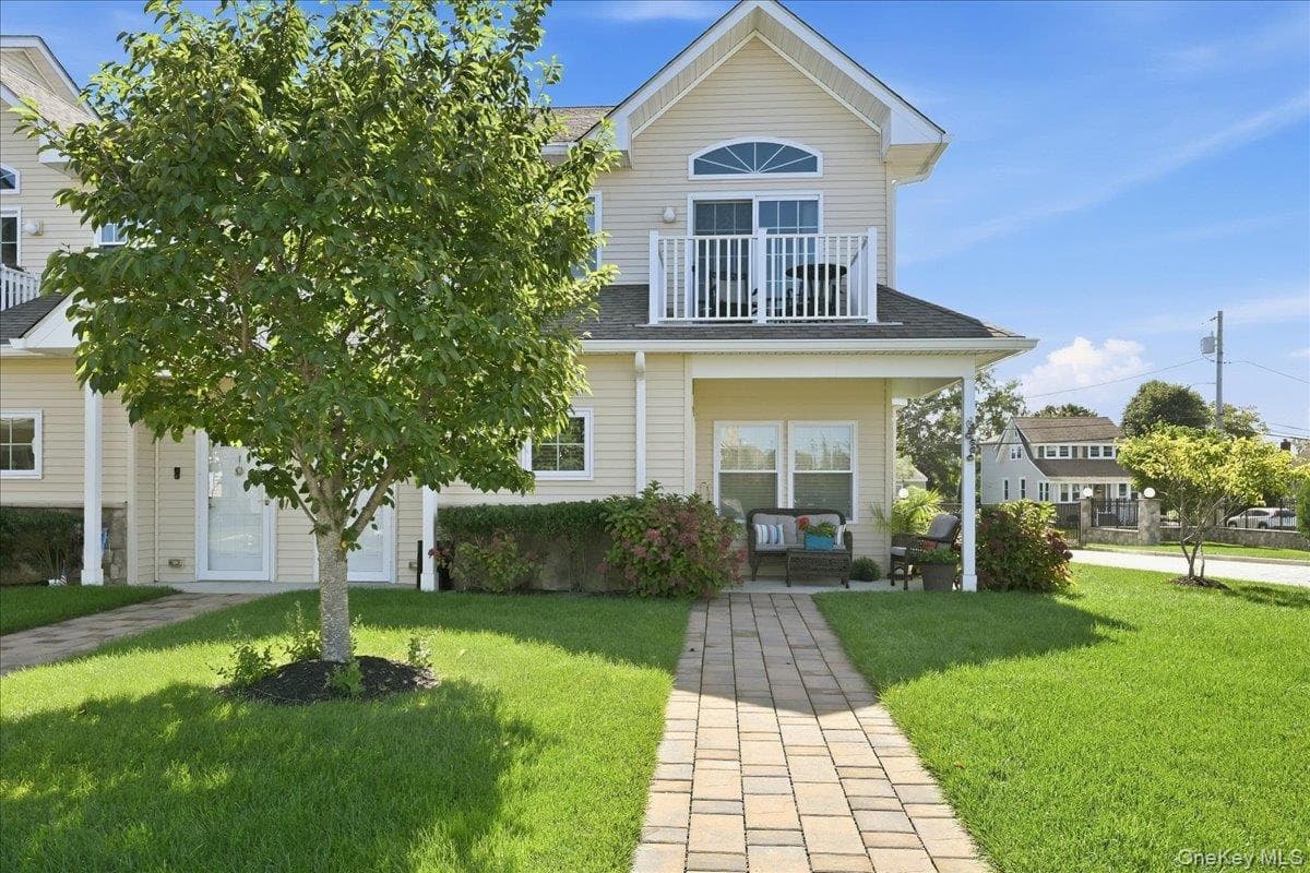 301 Anchor Court, Copiague