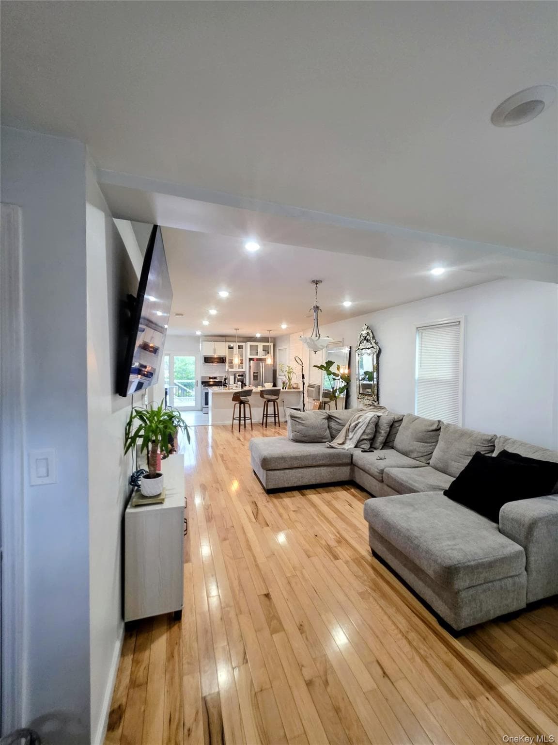 1015 Revere Avenue thumbnail 2