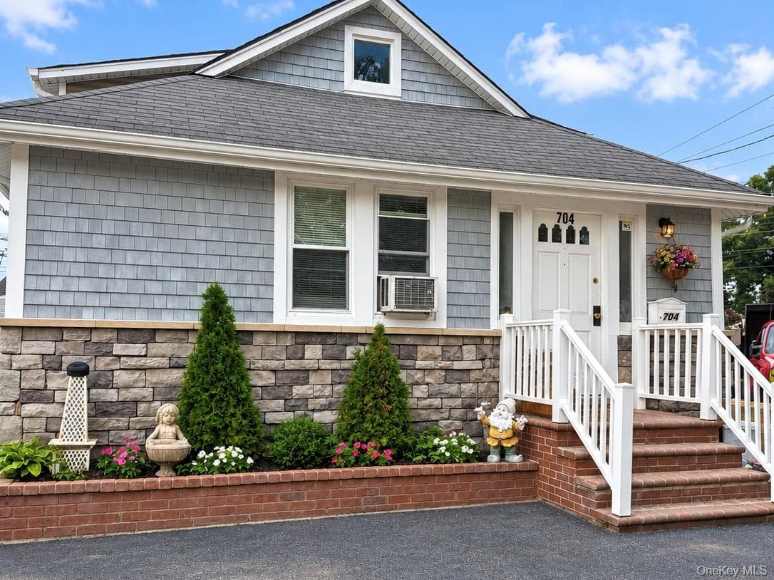 704 Newbridge Road photo 1