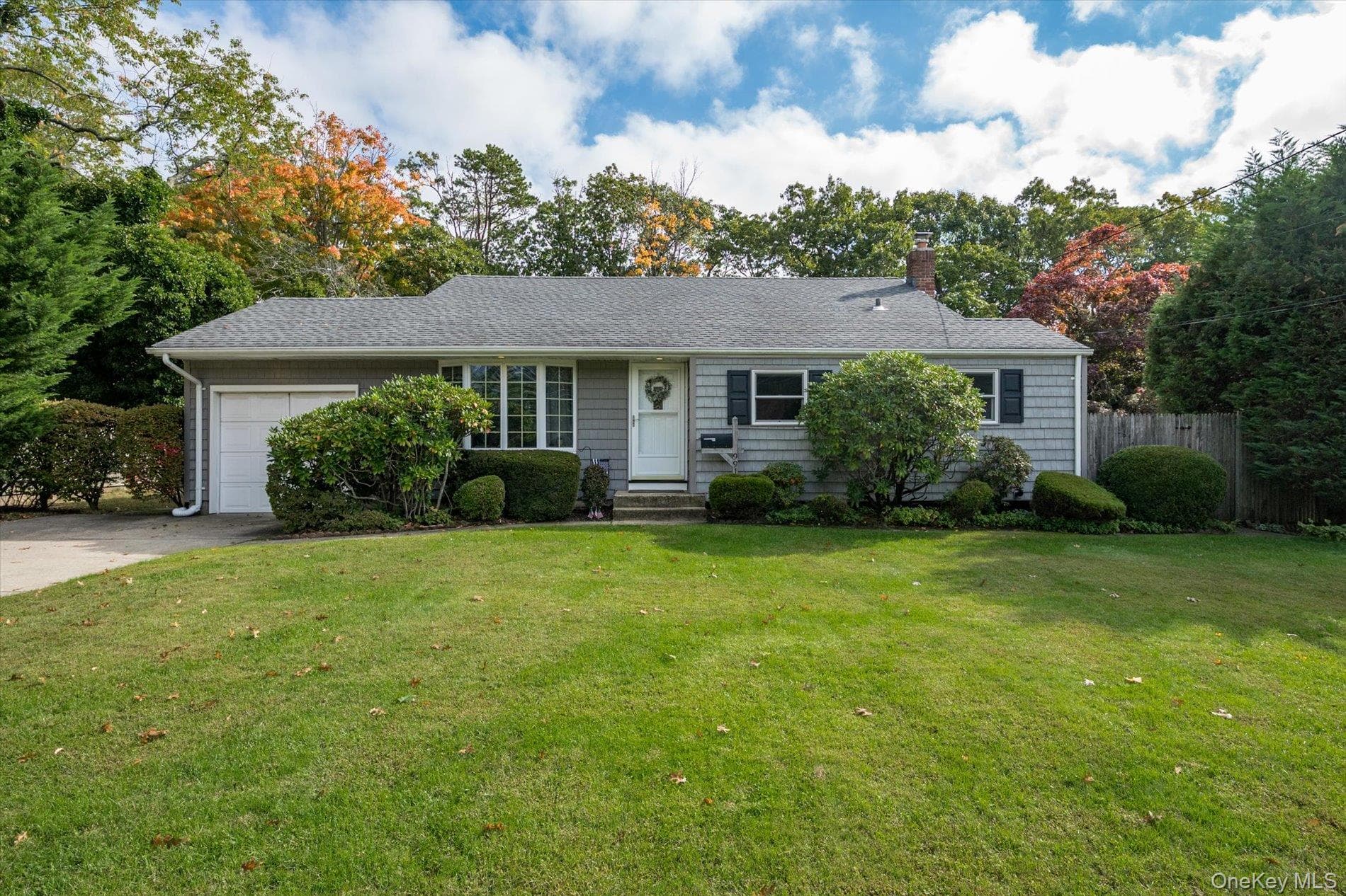 991 Gardiner Drive photo 1