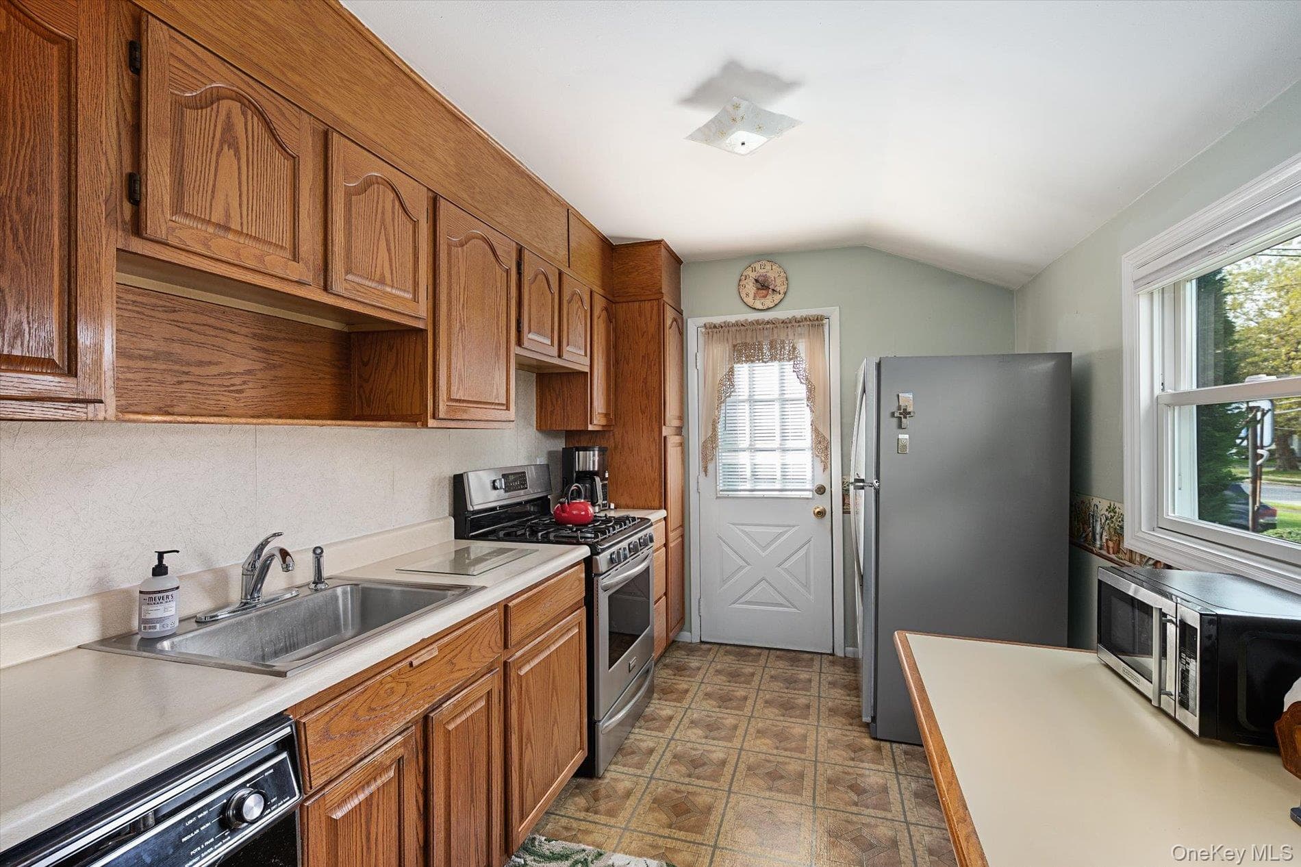991 Gardiner Drive thumbnail 16