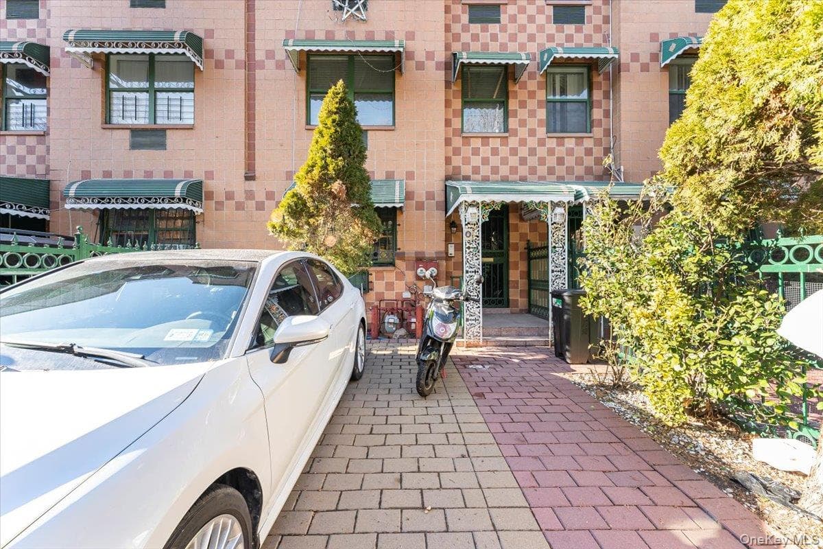 1475 Crotona Place thumbnail 2