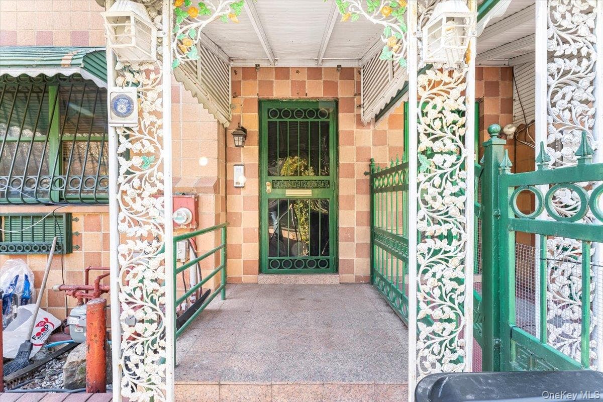 1475 Crotona Place thumbnail 3