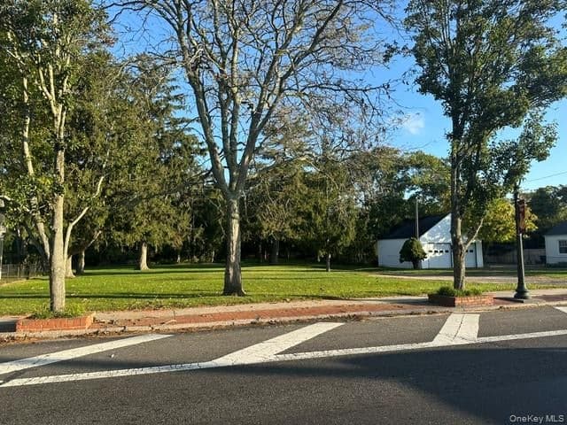 84 Montauk Highway, Hampton Bays
