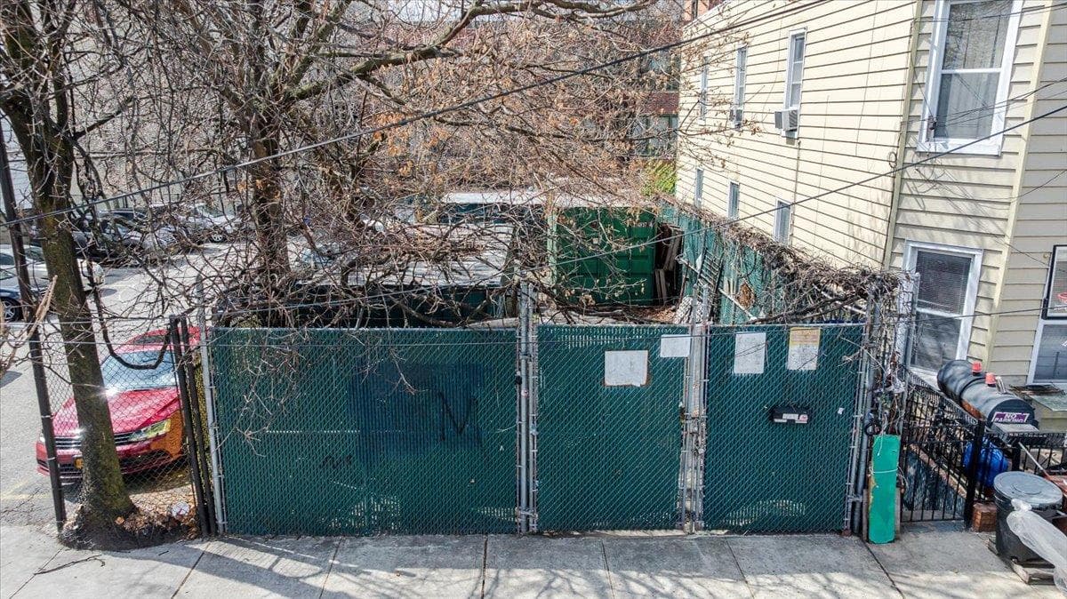 1667 Hunt Avenue thumbnail 4