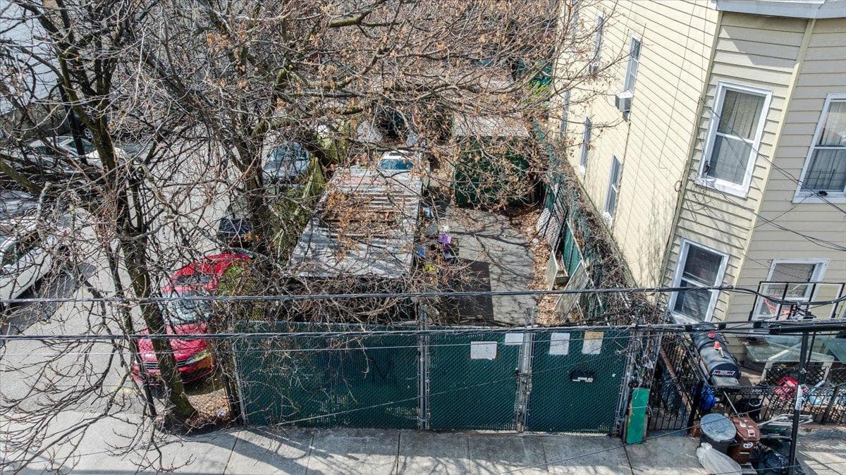 1667 Hunt Avenue thumbnail 2