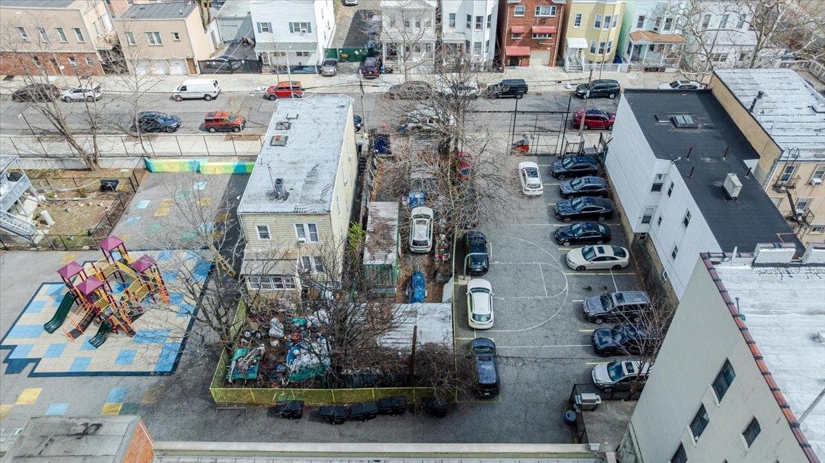 1667 Hunt Avenue thumbnail 11
