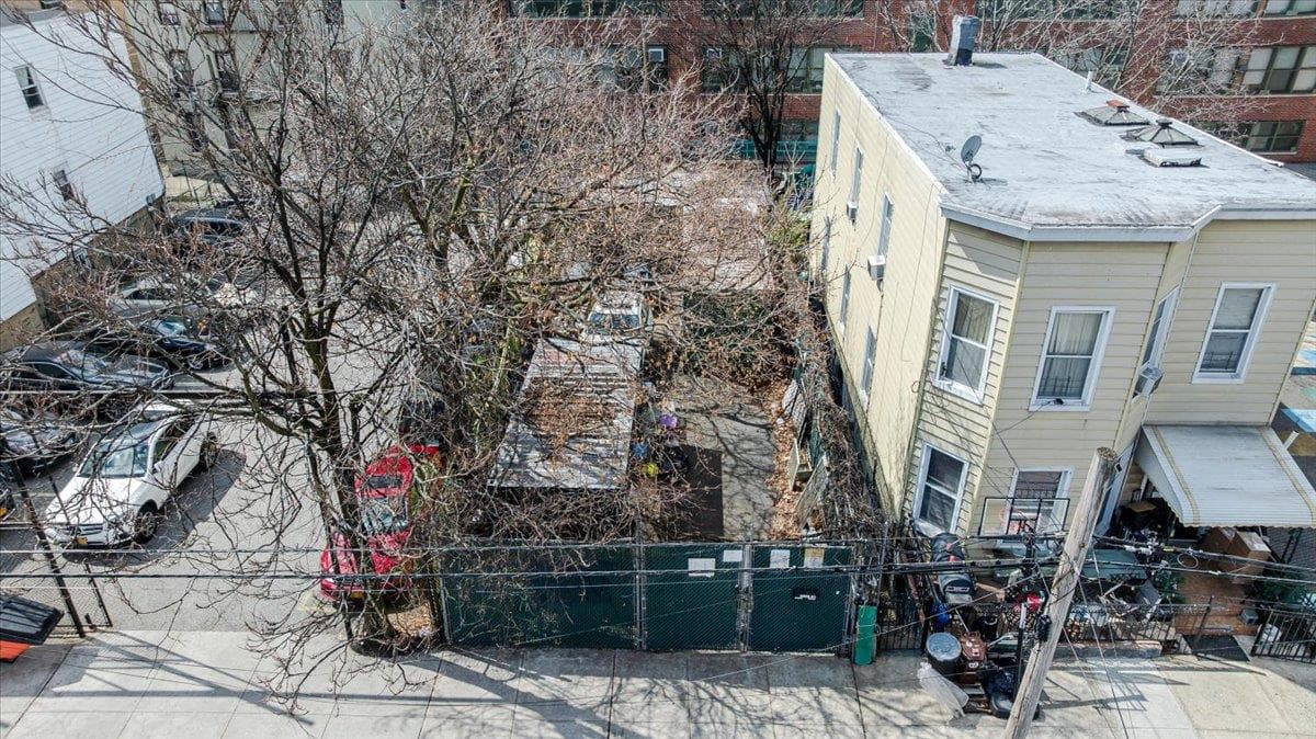 1667 Hunt Avenue thumbnail 3