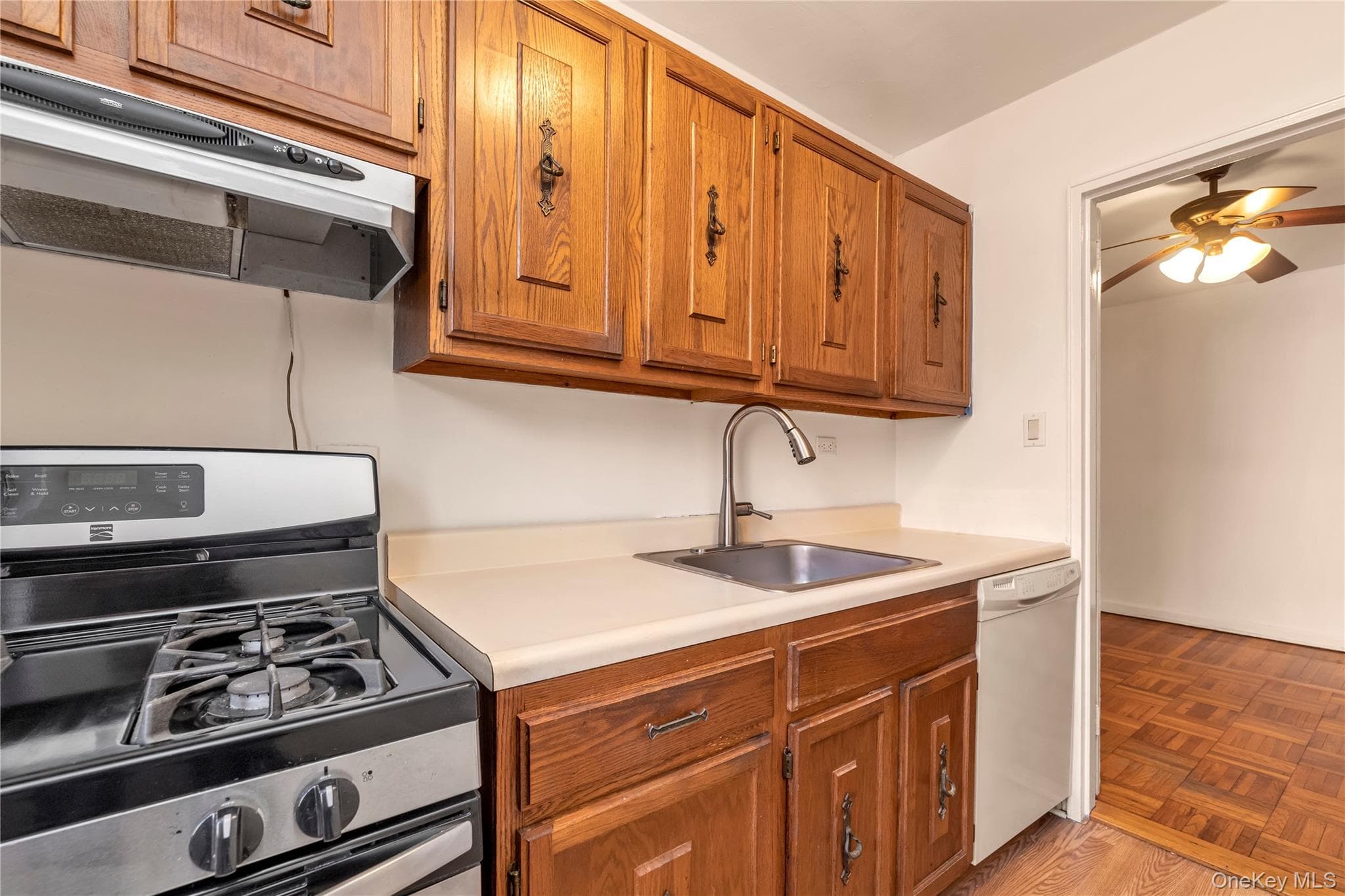 141-05 Pershing Crescent Unit: 210 thumbnail 12