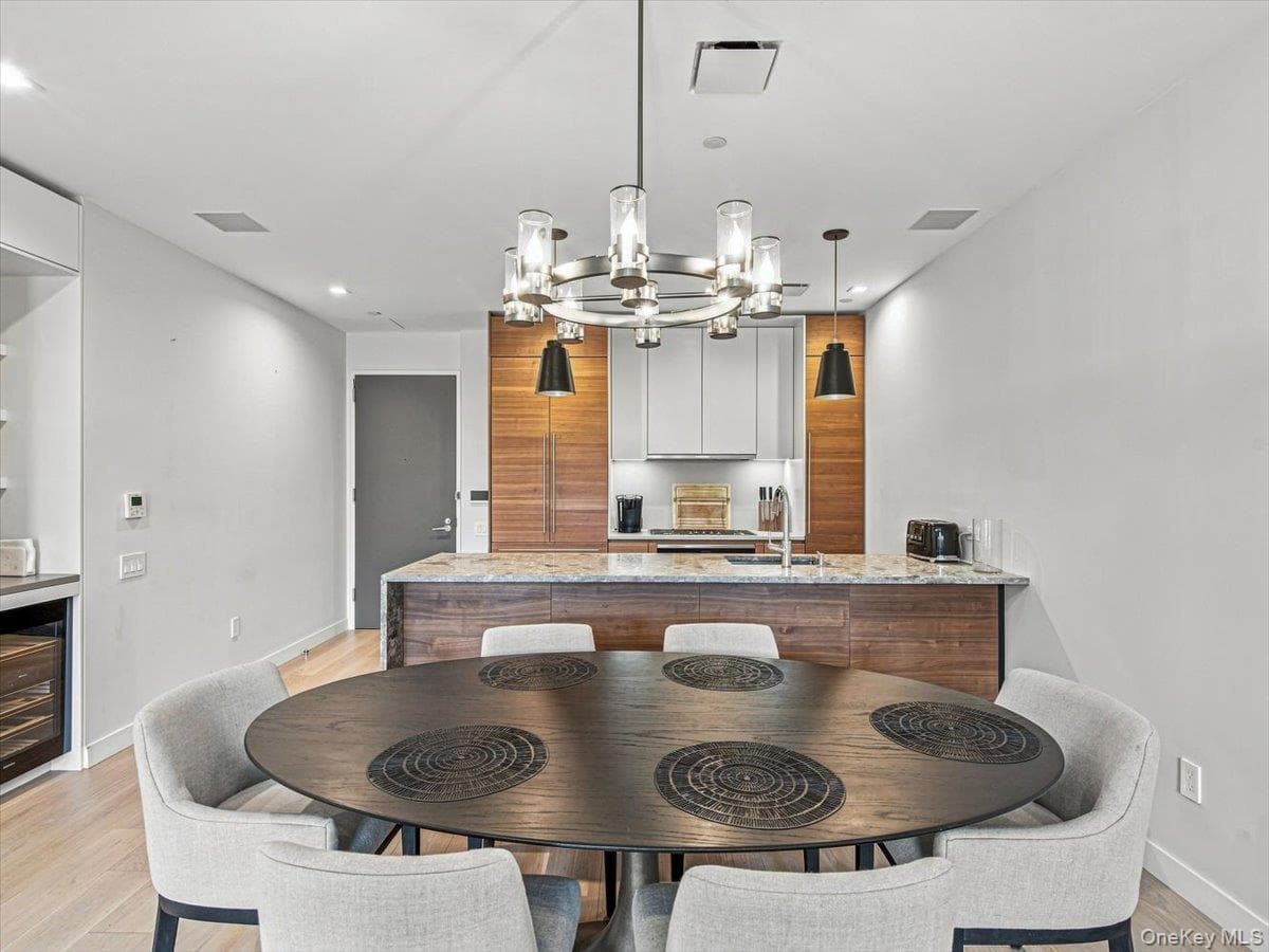 2121 31st Street Unit: 2C thumbnail 2