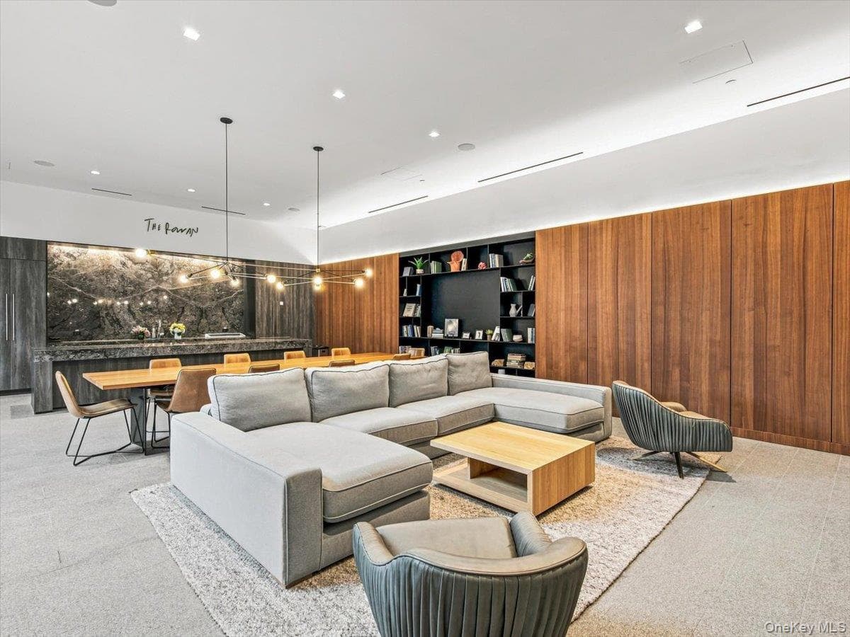 2121 31st Street Unit: 2C thumbnail 31