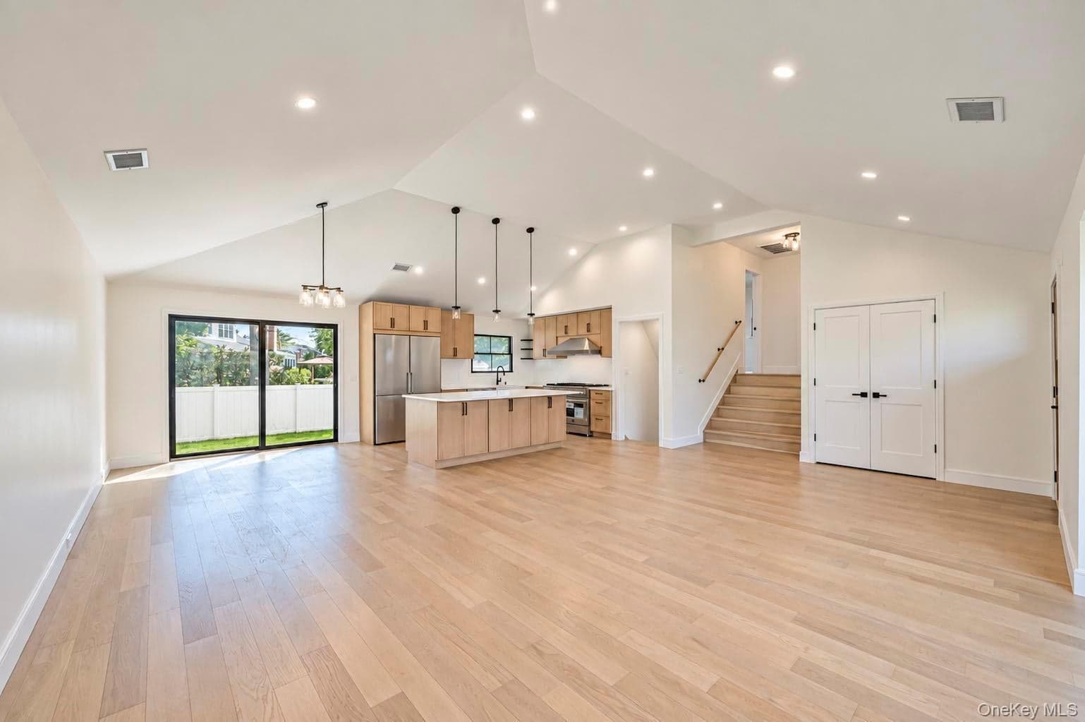 2056 Stratford Drive thumbnail 8