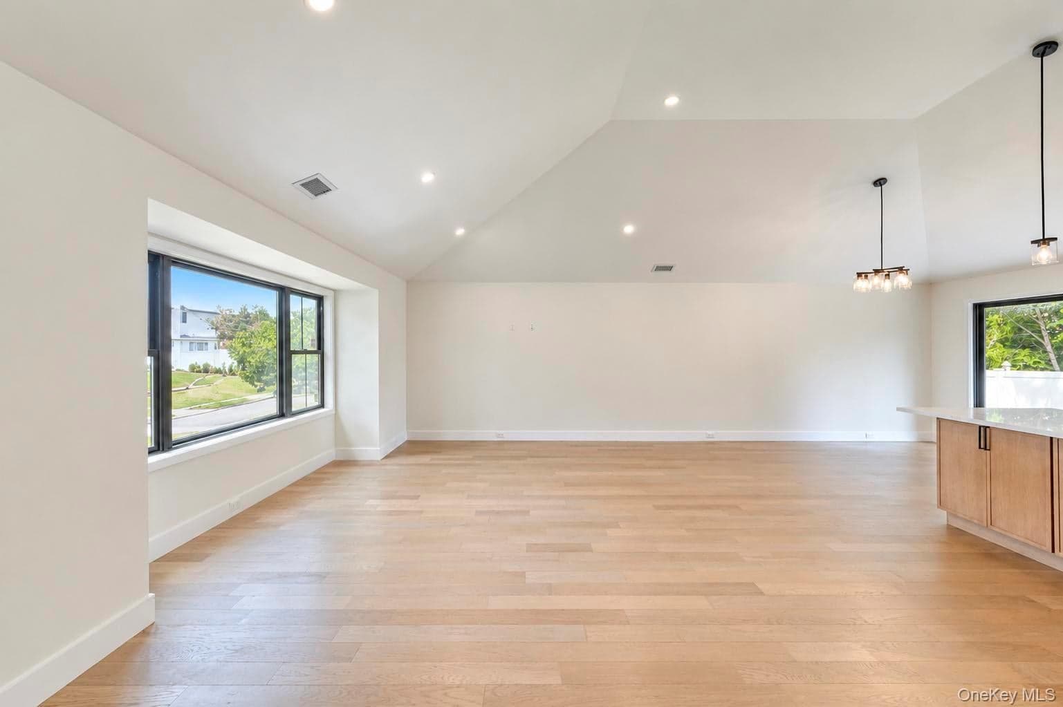 2056 Stratford Drive thumbnail 5