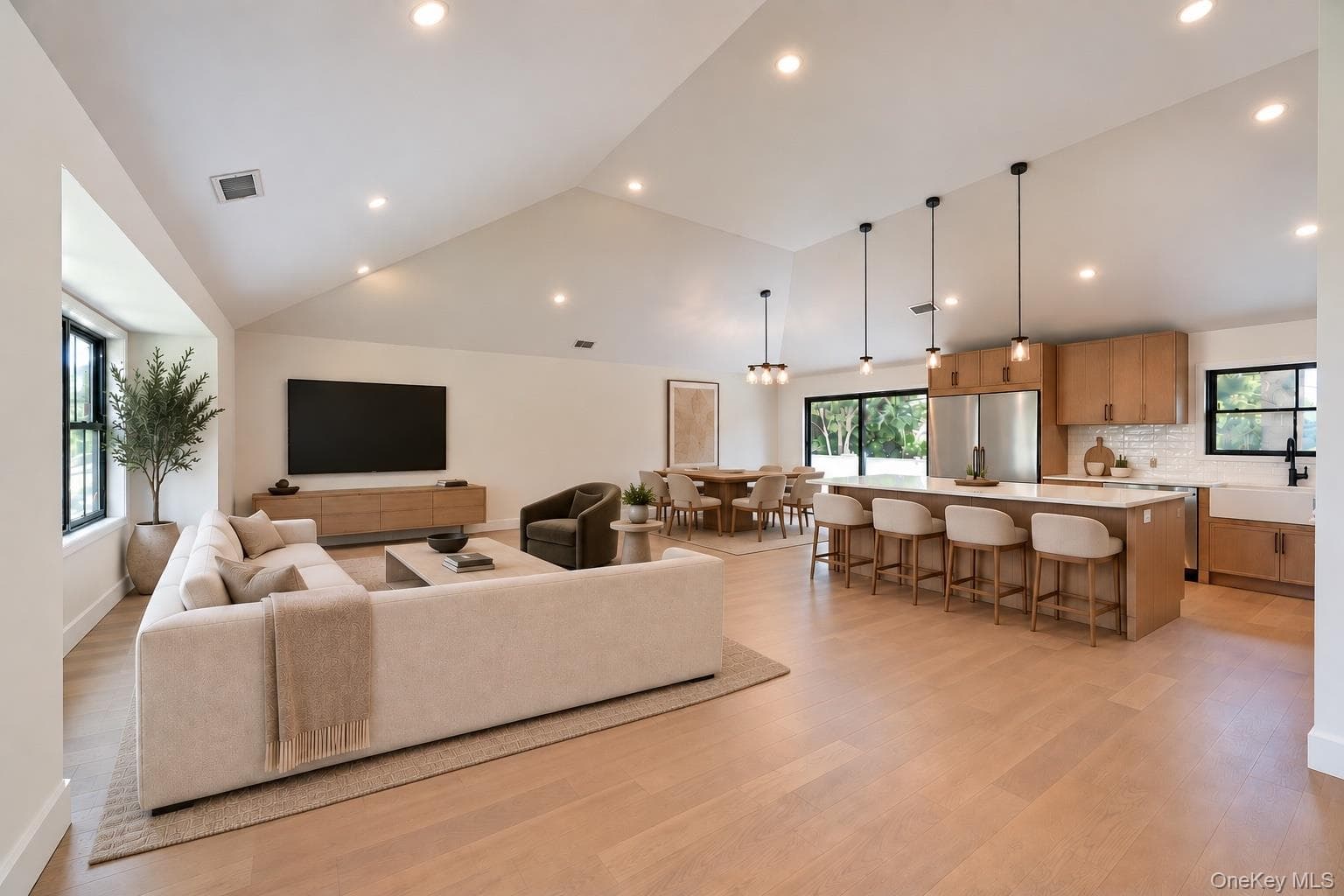 2056 Stratford Drive thumbnail 4