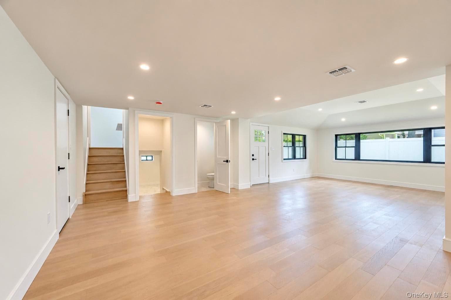 2056 Stratford Drive thumbnail 20