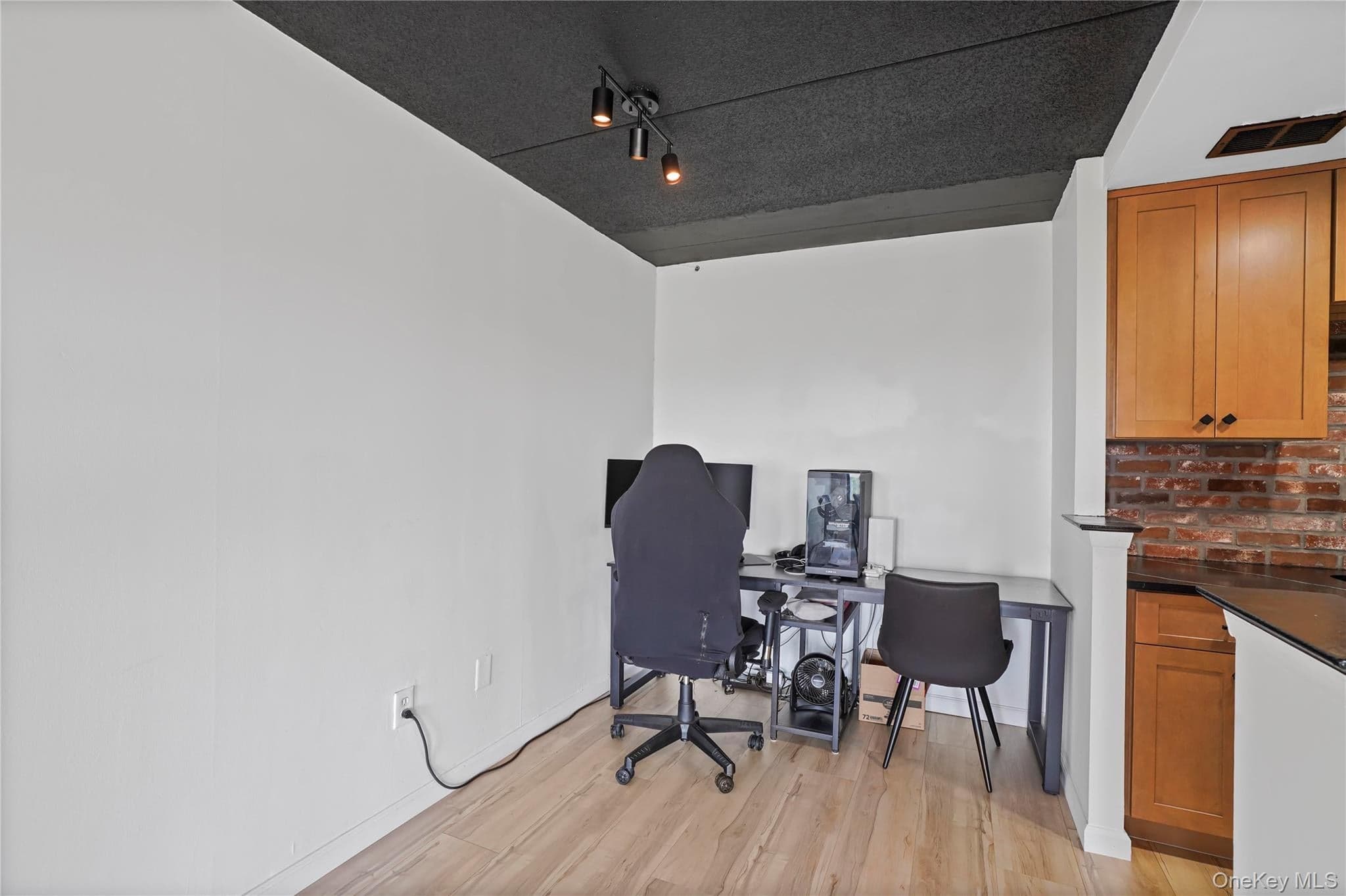 500 High Point Drive Unit: 709 thumbnail 18