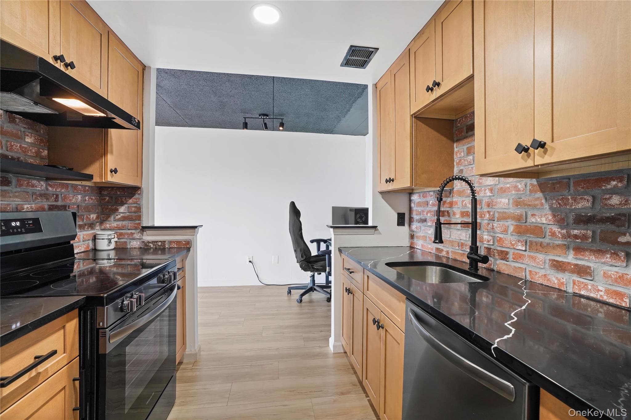 500 High Point Drive Unit: 709 thumbnail 14