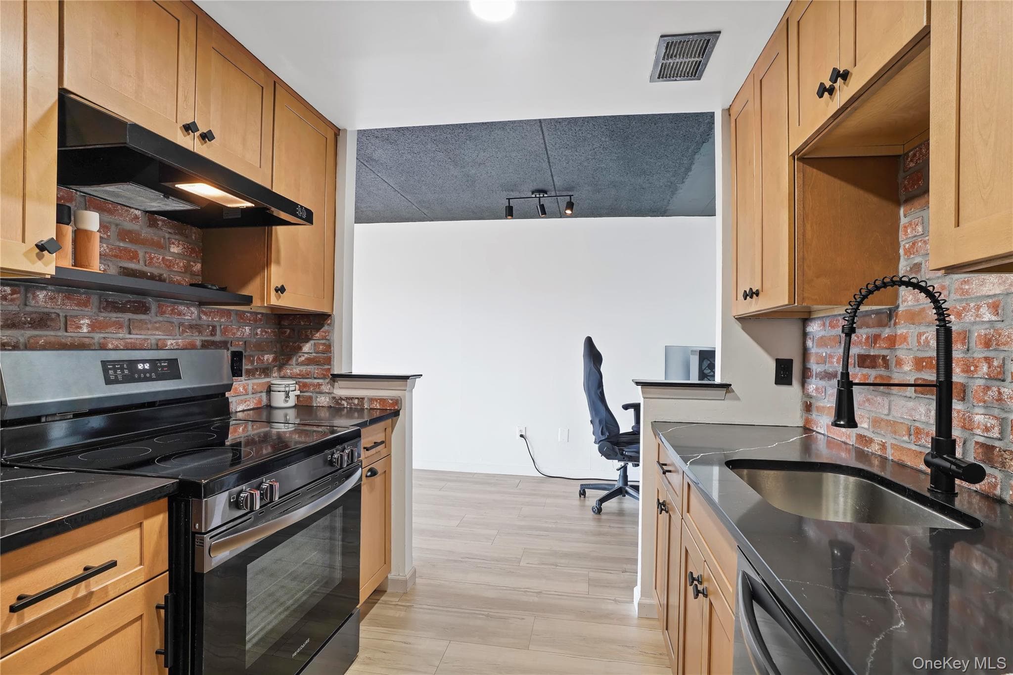 500 High Point Drive Unit: 709 thumbnail 16