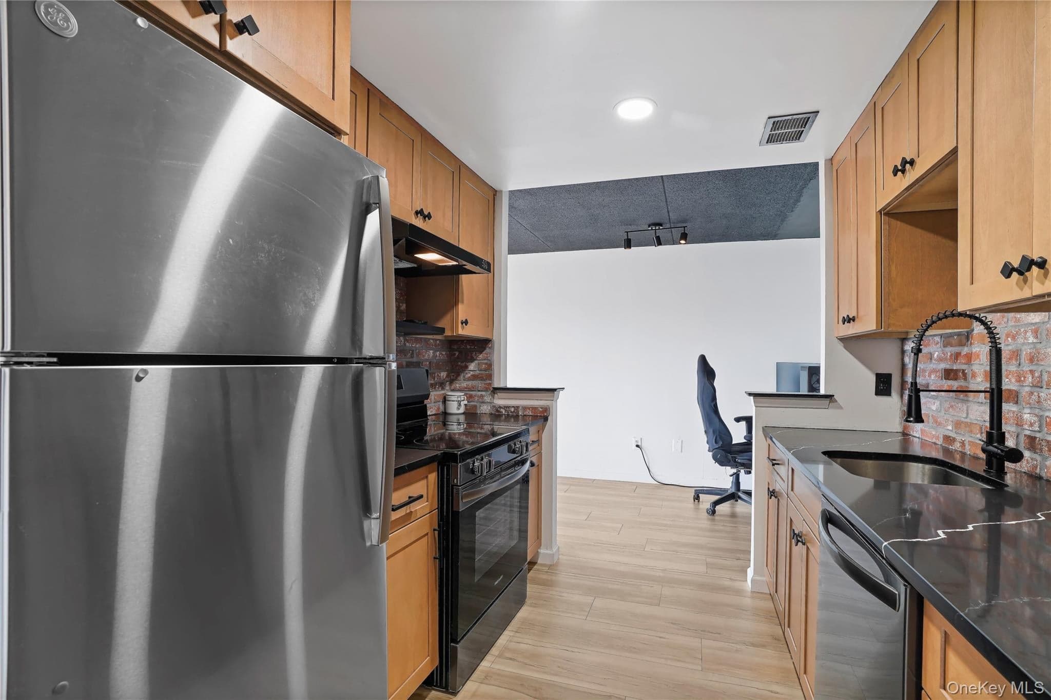 500 High Point Drive Unit: 709 thumbnail 13