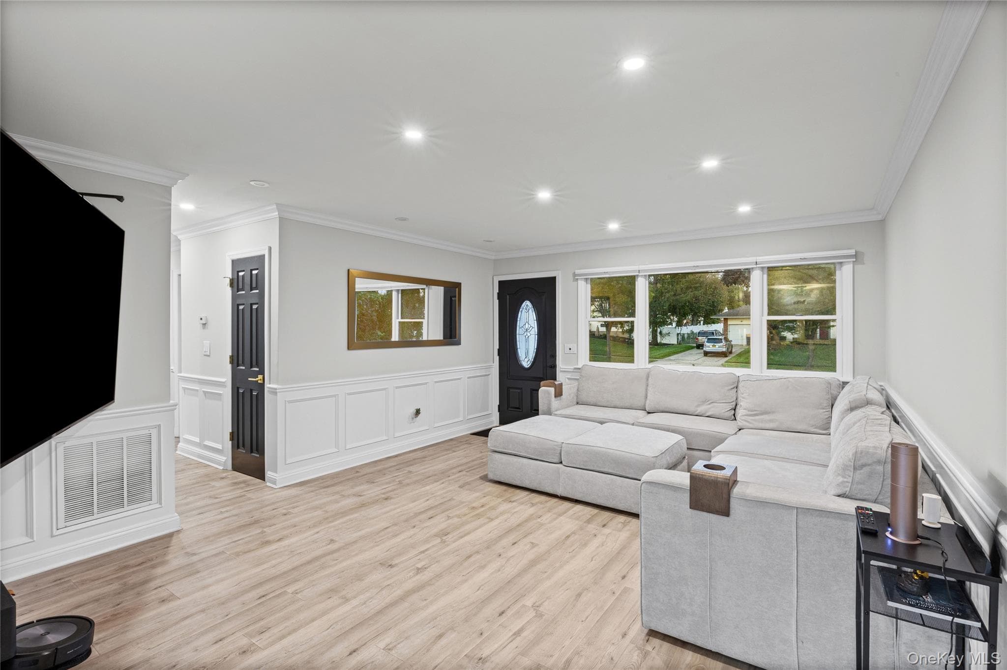 492 Connetquot Avenue thumbnail 3
