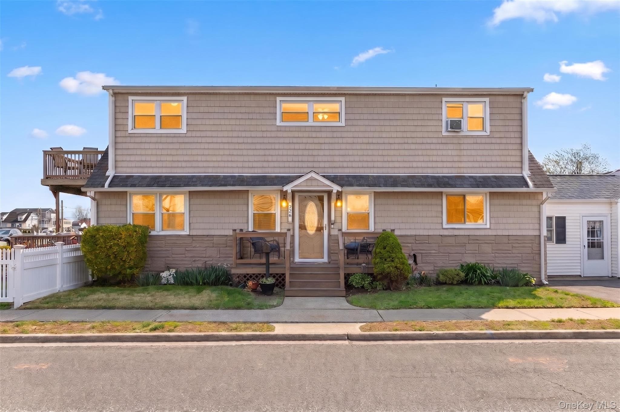 228 W Riviera Drive, Lindenhurst