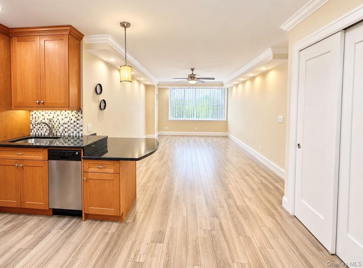 27110 Grand Central Parkway Unit: 30C thumbnail 5