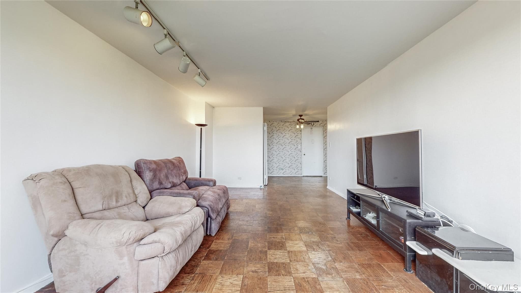 6120 Grand Central Parkway Pkwy Unit: A704 thumbnail 9