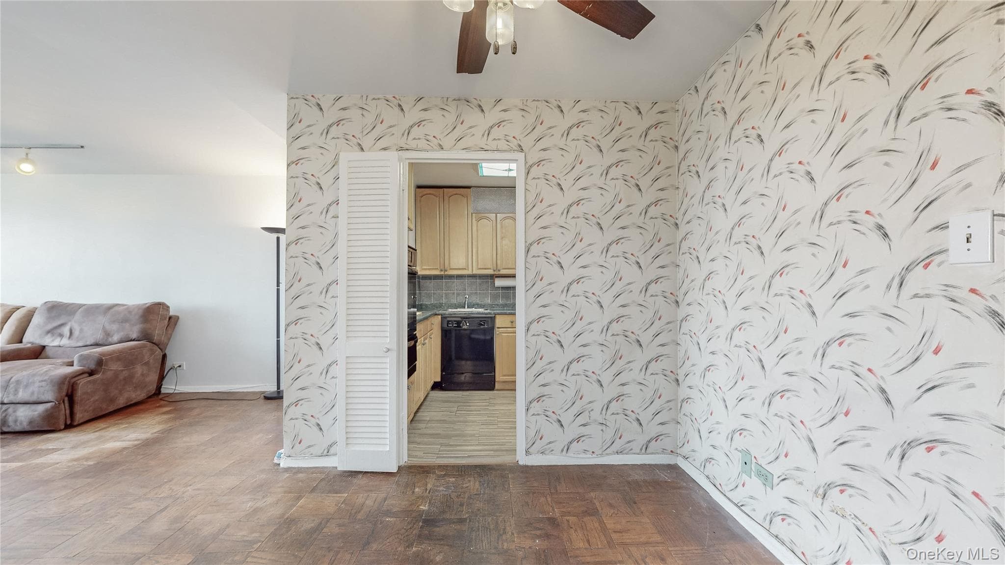 6120 Grand Central Parkway Pkwy Unit: A704 thumbnail 4