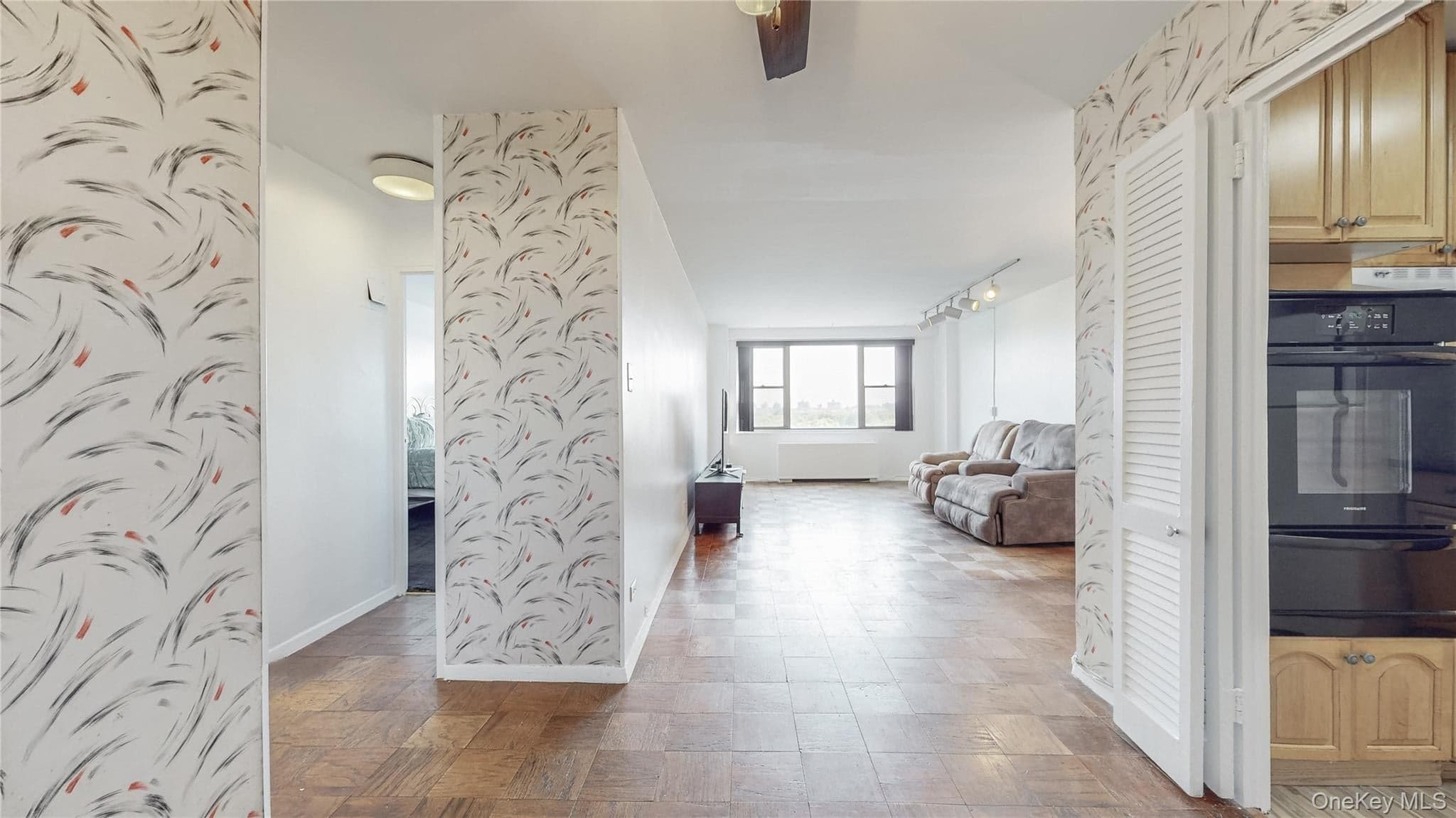 6120 Grand Central Parkway Pkwy Unit: A704 thumbnail 2