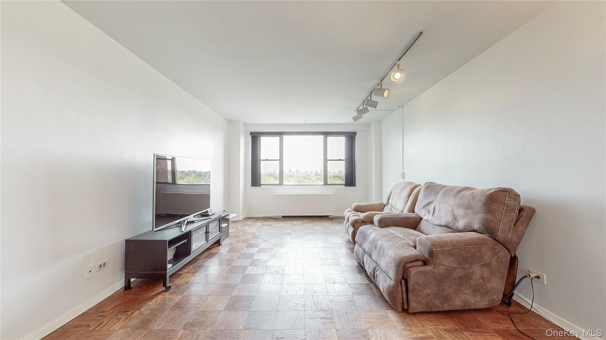 6120 Grand Central Parkway Pkwy Unit: A704 thumbnail 8