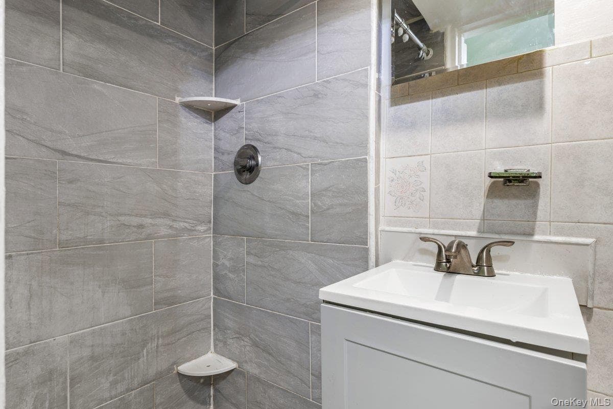 3241 Colden Avenue thumbnail 18