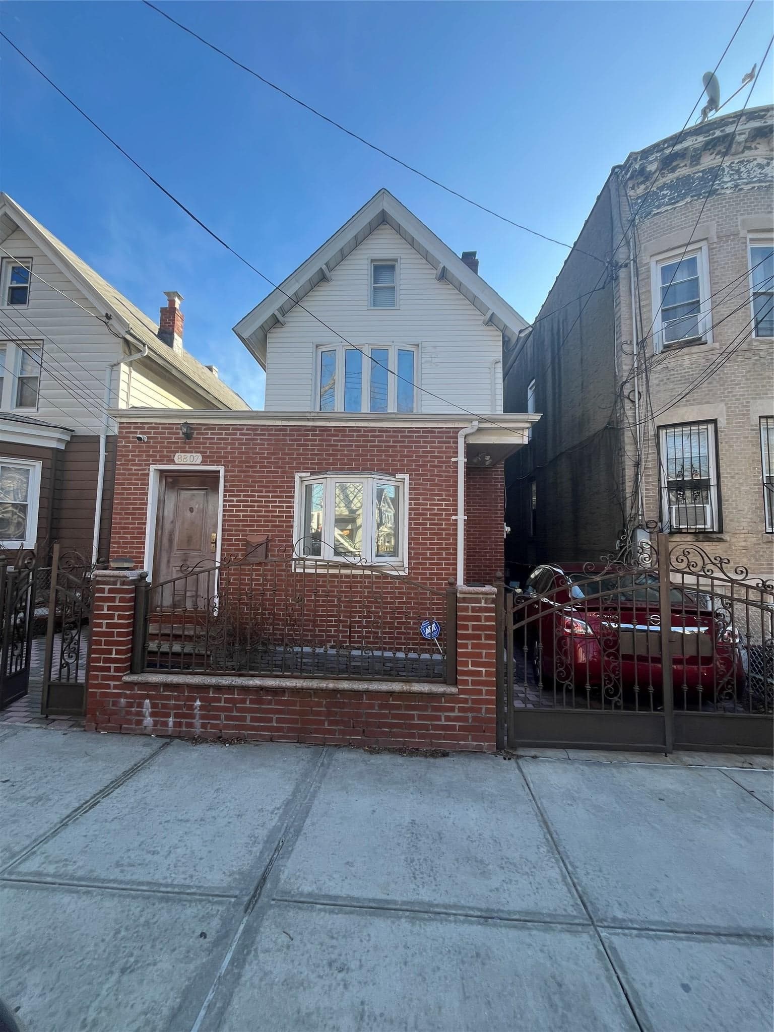 88-07 74 Place photo 1