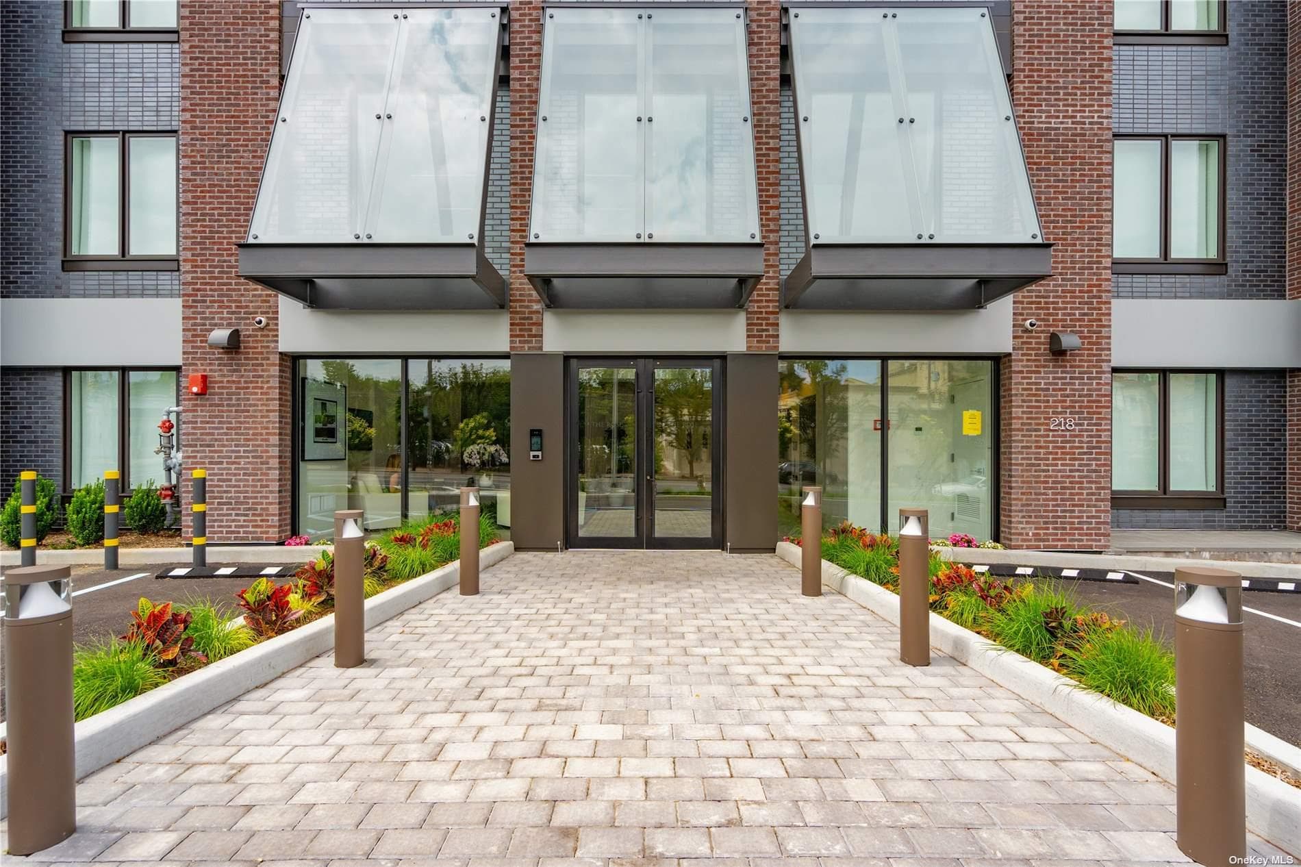 218 Middle Neck Road Unit: 202 thumbnail 3