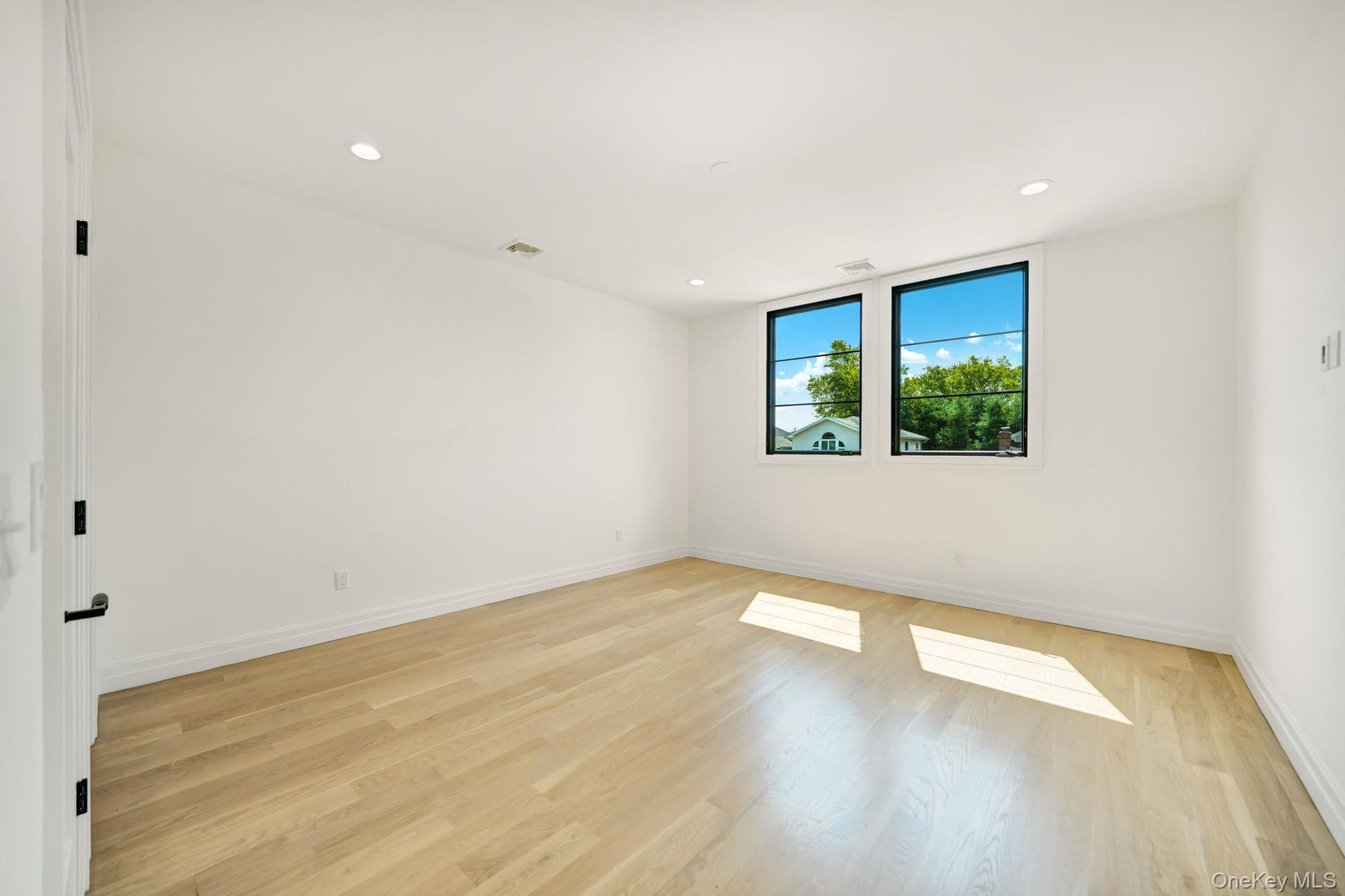 1931 Stratford Drive thumbnail 21