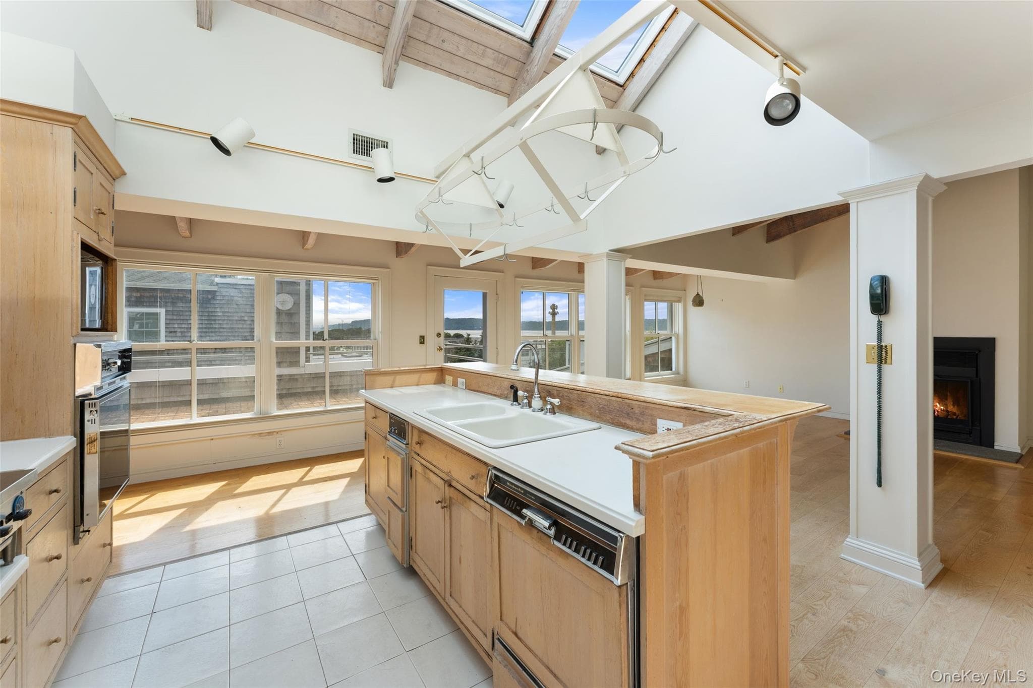 27 N Buckhout Street Unit: 10 thumbnail 15