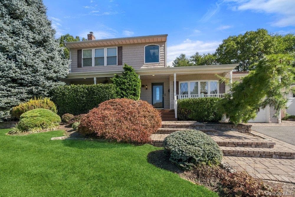25 Beaumont Drive, Plainview
