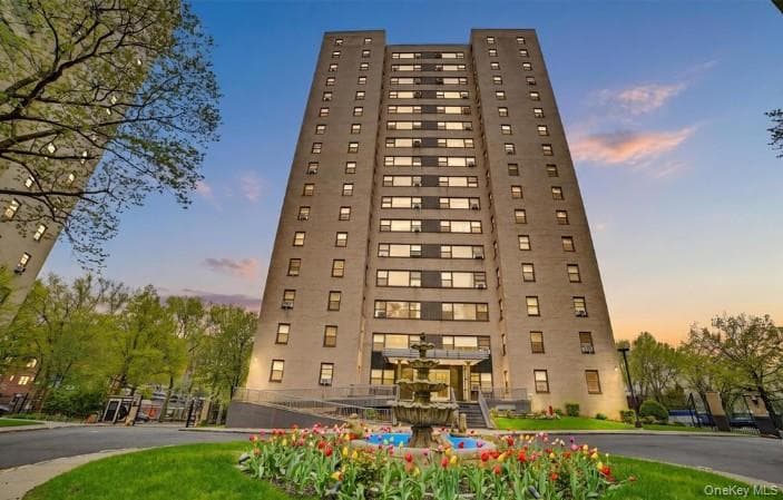 1 Fordham Hill Oval Unit: 2E thumbnail 3