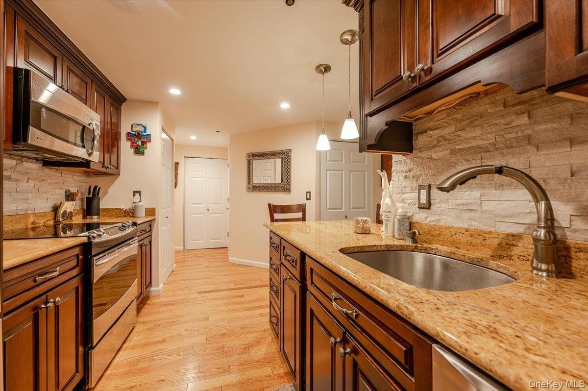 185 W Park Avenue Unit: 201 thumbnail 10