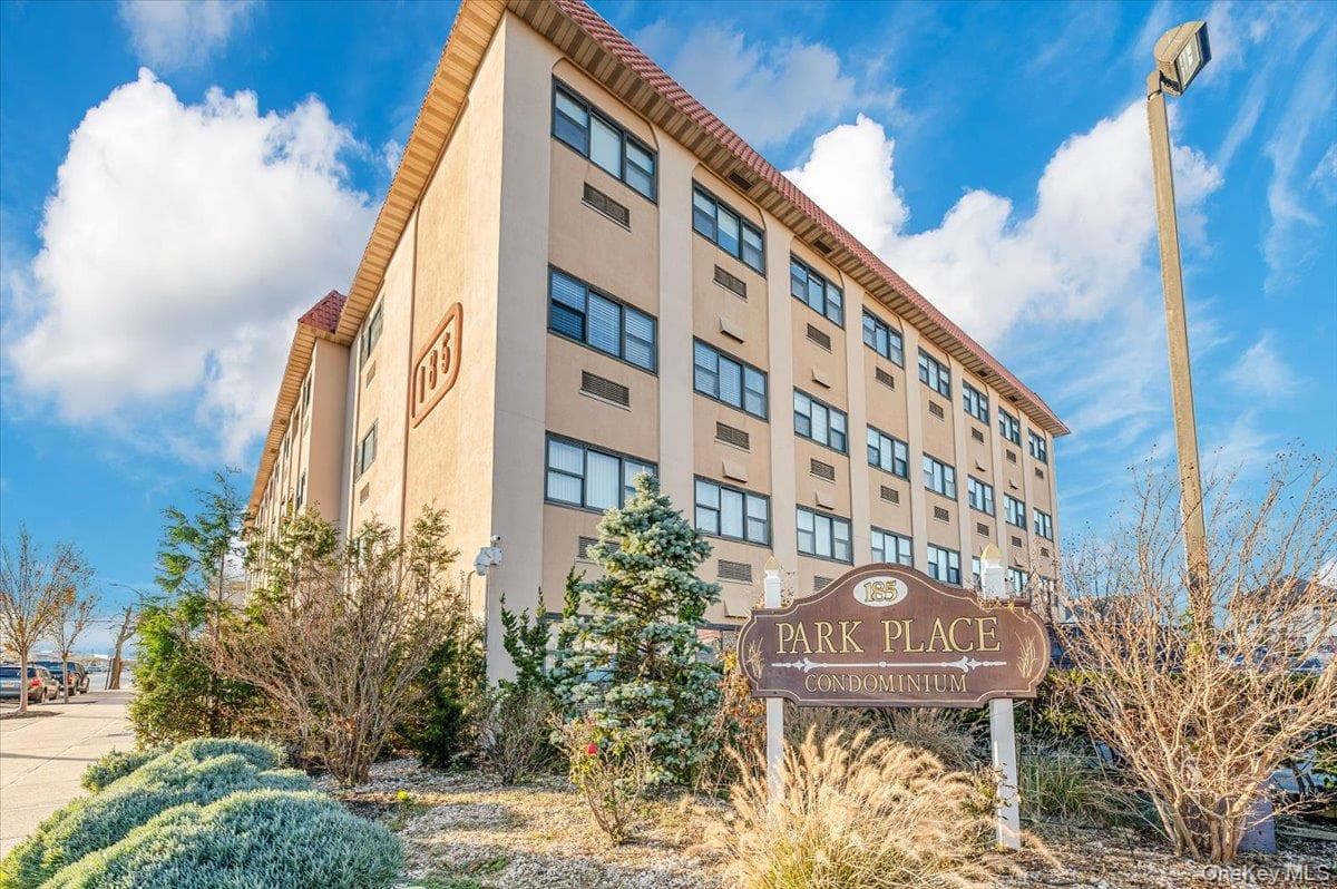 185 W Park Avenue Unit: 201, Long Beach