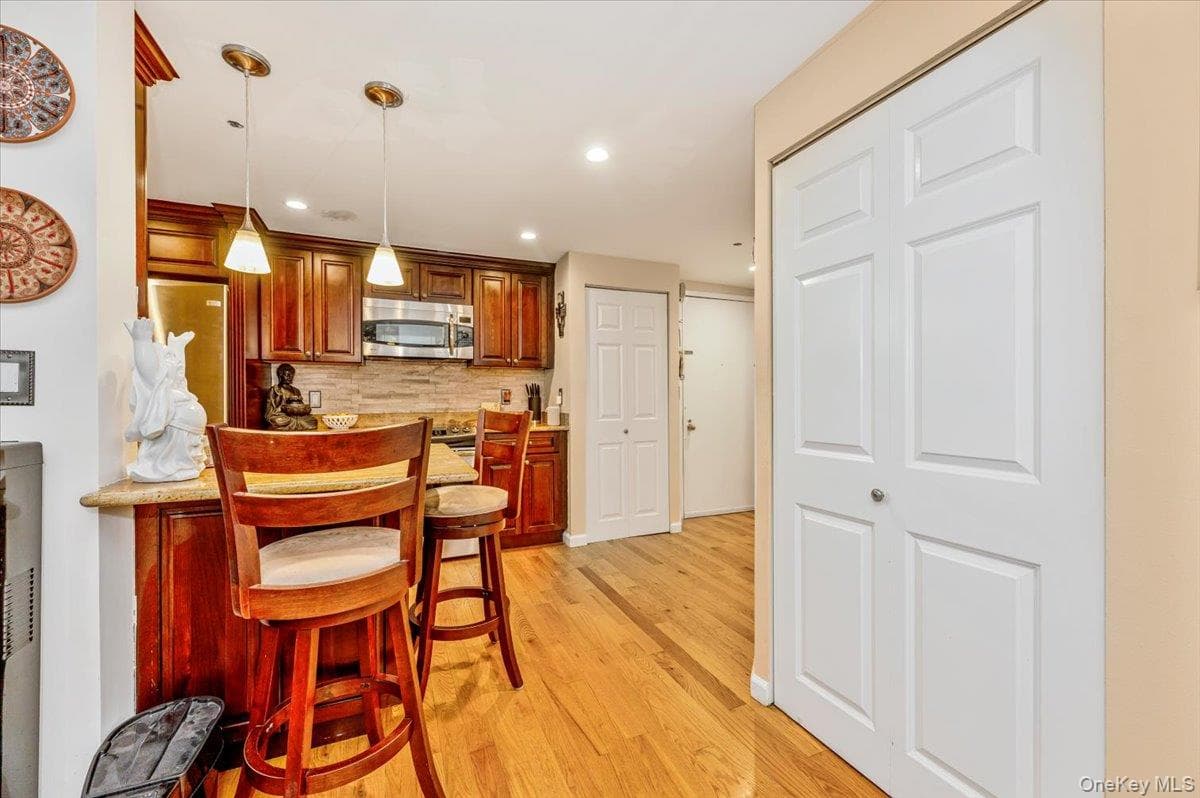 185 W Park Avenue Unit: 201 thumbnail 11