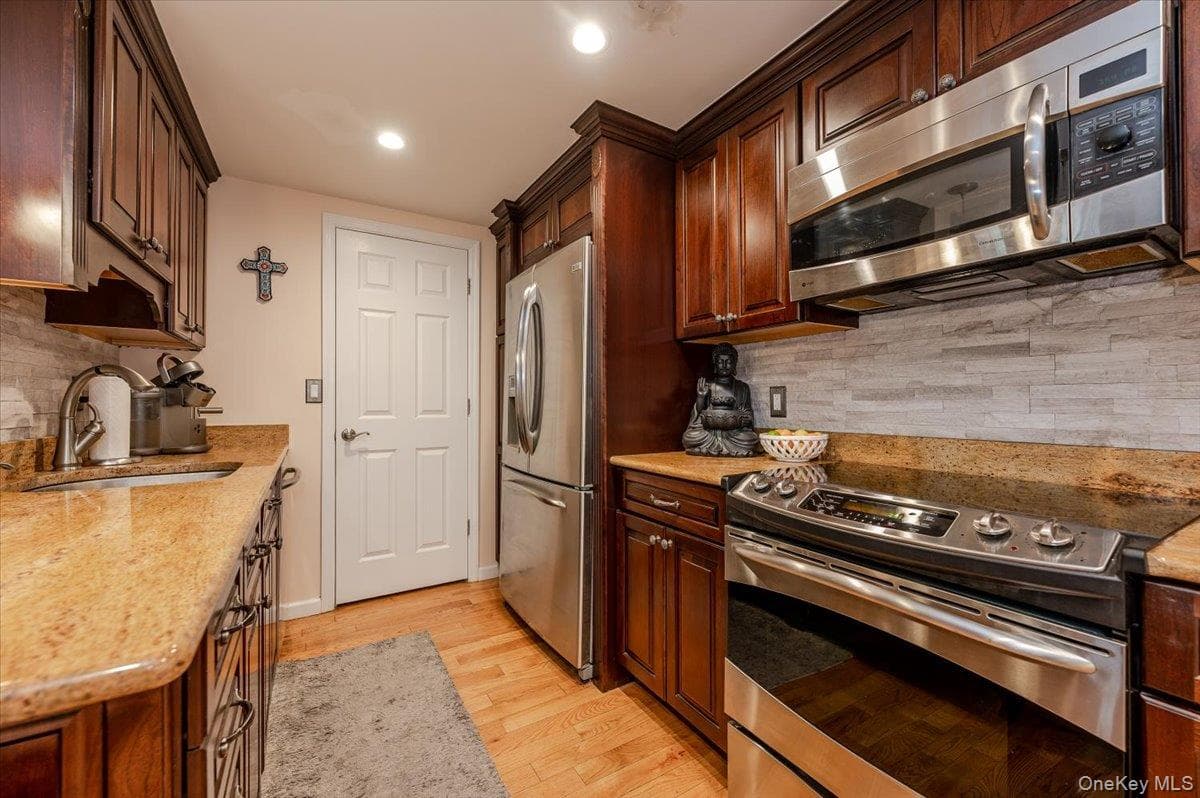 185 W Park Avenue Unit: 201 thumbnail 9