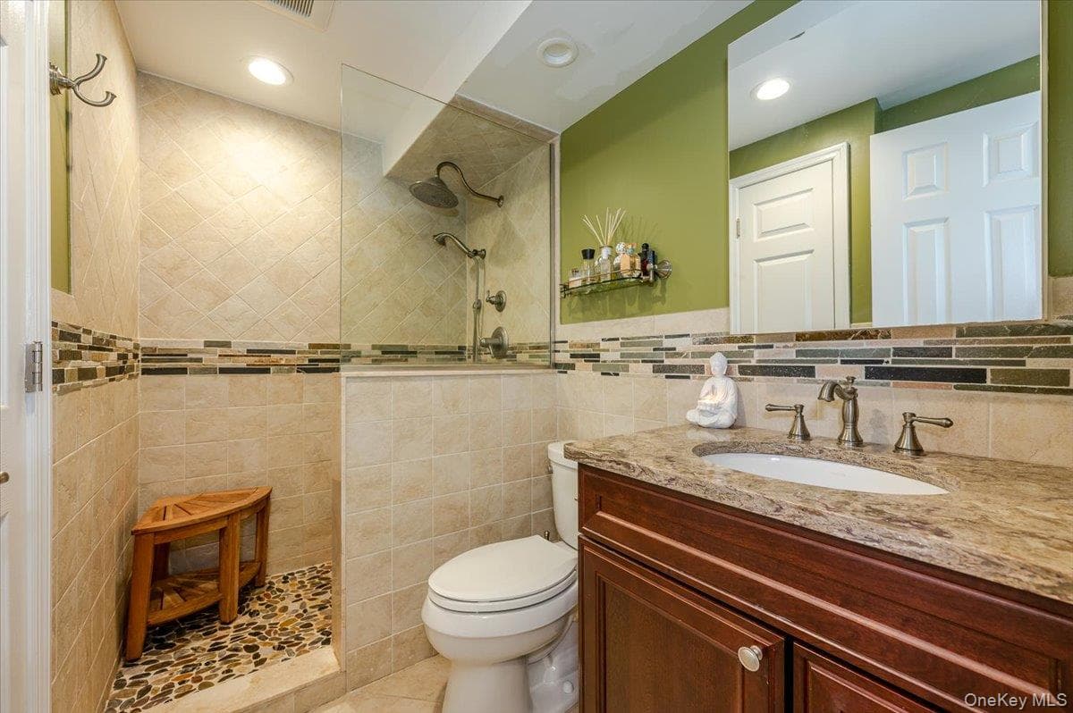 185 W Park Avenue Unit: 201 thumbnail 16