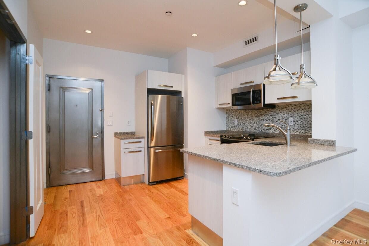 114 Greenpoint Avenue thumbnail 5