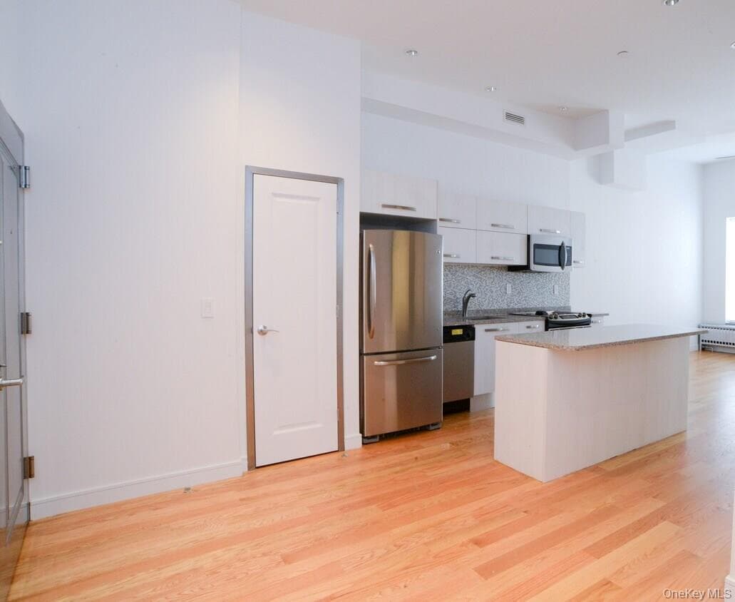114 Greenpoint Avenue thumbnail 15