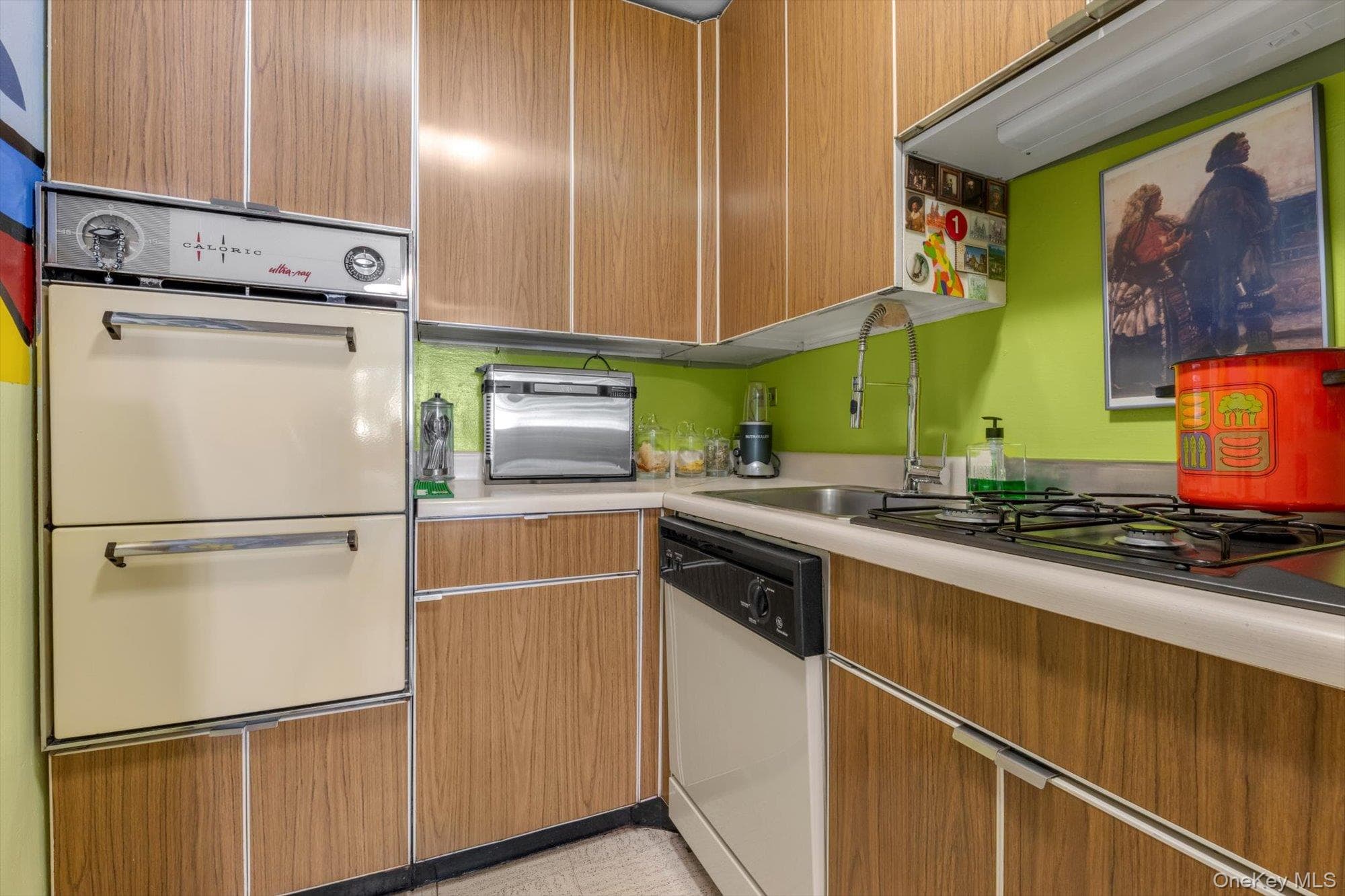 61-20 Grand Central Parkway Unit: A208 thumbnail 8
