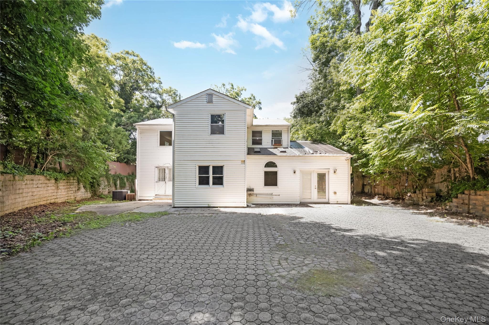 216 Woodbury Road thumbnail 5