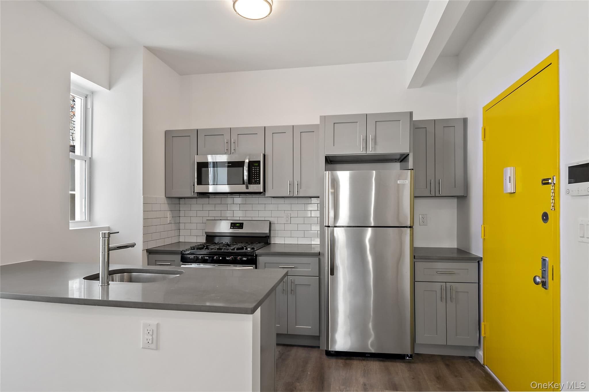 1047 Morris Avenue thumbnail 7