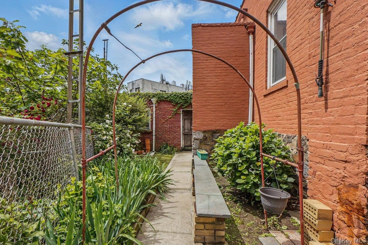 2117 Hazen Street thumbnail 6